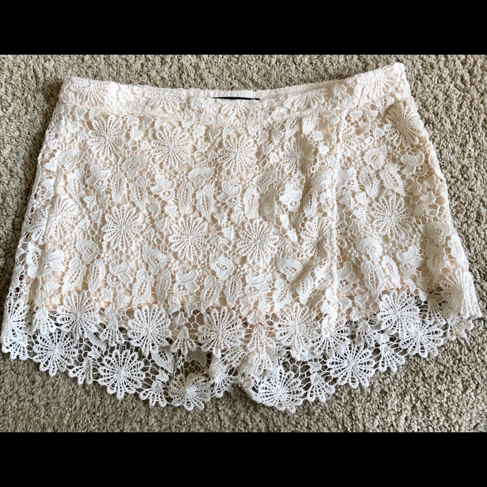 Zara Basic off white lace shorts Size M Like NEW Condition